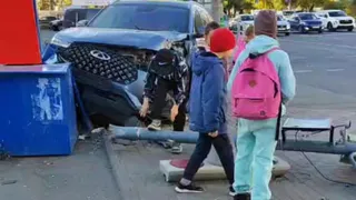 Очередная авария произошла в Челябинской области: столб, сбитый иномаркой, травмировал пешехода