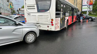 Во Владимире автобус въехал в легковушку