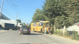 В Рязани на улице Чкалова фура столкнулась с троллейбусом