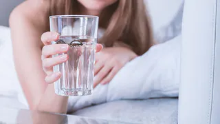 Ночные привычки: стоит ли пить воду перед сном?