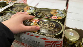 Дочь, технолог пищевой промышленности, рассказала, чем отличаются консервы из "Светофора" от таких же в других магазинах