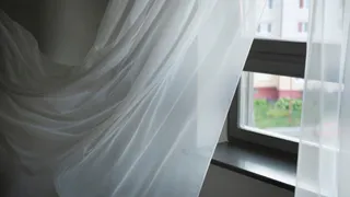 Шторы ослепят чистотой: две капли в стиралку для гладкости