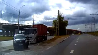 Момент ДТП около рязанского «М5 Молла» попал на видео