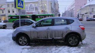 Народное фото: "повадились" стоять на пешеходном переходе