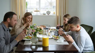 Одна эта эта привычка за столом указывает на низкий интеллект человека