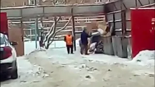 Рязанец подловил пару безответственных дворников, сгребающих снег в мусорные баки