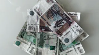 Каждый получит по 8000 рублей уже с 21 февраля. Деньги придут на карту «Мир»