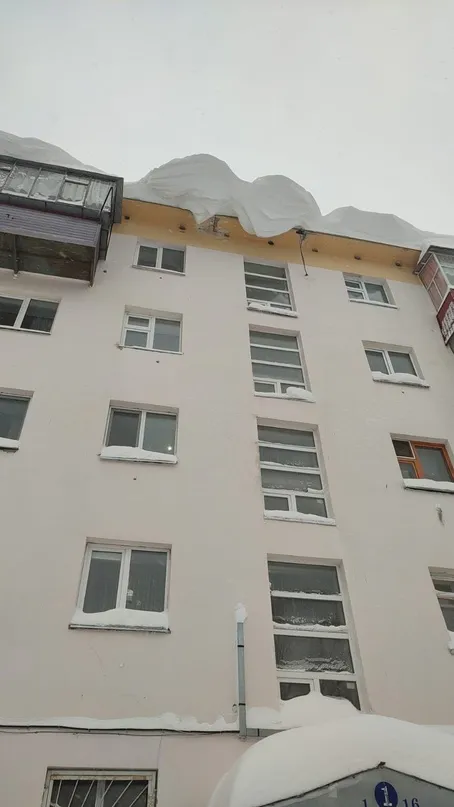 В Нижнекамске с дома свисает лавина
