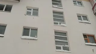 В Нижнекамске с дома свисает лавина