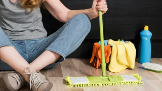Начала мыть полы солёной водой — перемены в доме ощутила сразу вся семья: вот зачем нужно добавить соль в ведро