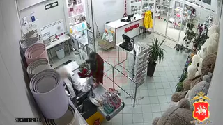 В Казани мужчина украл розы, пока продавец была отвлечена