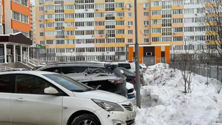 «Дворы забиты машинами студентов»: жители района радиоакадемии требуют навести порядок