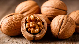 Грецкие орехи больше не чищу - использую бутылку: легко щелкать как семечки - ядра целые, никаких крошек и осколков