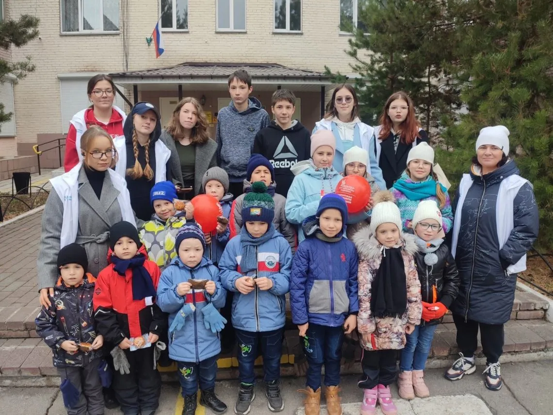 Фитнес-час на свежем воздухе: в Магнитогорске волонтёры организовали яркое мероприятие для детей из "Родника"