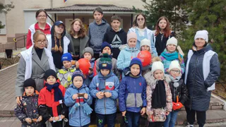 Фитнес-час на свежем воздухе: в Магнитогорске волонтёры организовали яркое мероприятие для детей из "Родника"