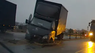 Утром 11 ноября на Северной окружной «Газель» пробила ограждение