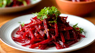 Вместо винегрета готовлю 2 раза в неделю пикантную свеклу по-корейски. Такой салат и на праздник подать не стыдно