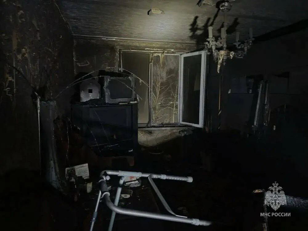 Нижнекамские пожарные спасли из горящей квартиры пожилую женщину