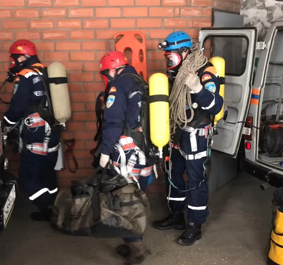В Магнитогорске двое мужчин чудом выжили после отравления в выгребной яме