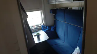 Уступил нижнюю полку грубоватой попутчице - и сразу вернул ее на верхнюю, когда та не пустила меня к столу