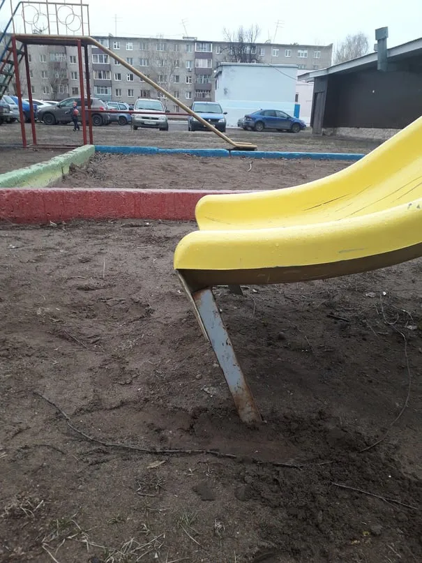 Нижнекамцы пожаловались на опасную детскую площадку