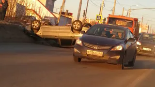 На улице Бирюзова перевернулась легковушка