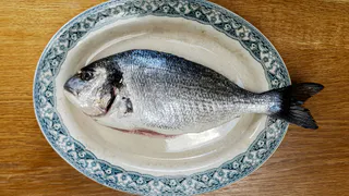 Как почистить рыбу без ножа и кипятка - метод сработает с любой чешуей