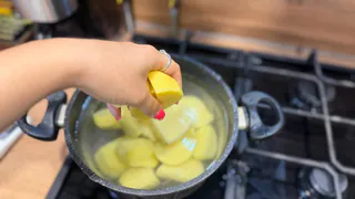 Подруга, опытный повар, поделилась со мной секретом: чтобы вареная картошка стала в 100 раз вкуснее - нужно добавить один секретный ингредиент