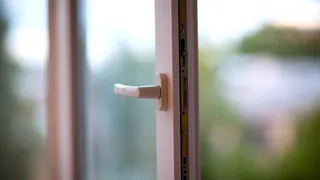 В Набережных Челнах 23-летний парень выбросился из окна