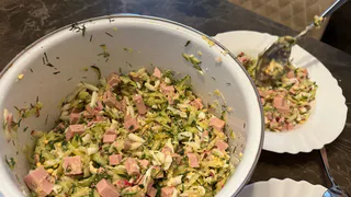 Случайно добавила рыбный продукт в окрошку — и забыла про колбасу: теперь едим только так, кастрюля улетает за раз