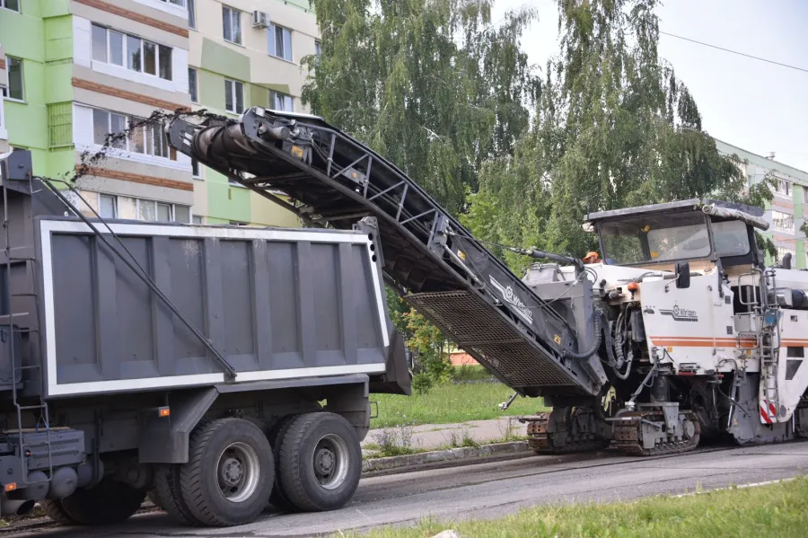 В Нижнекамске приступили к ремонту дорожного полотна на улице Кайманова