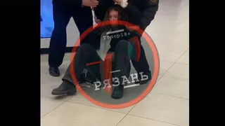 В Рязани охрана вынесла активистку из ТЦ