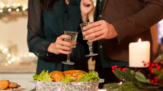 Чтобы ублажить Зеленую Змею и разбогатеть, нужно поставить на новогодний стол-2025 эти блюда - важные советы