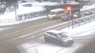 На Московском шоссе междугородний автобус едва не разнес в маршрутку