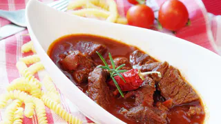 Нужно ли обжаривать муку перед тем, как добавить в подливу? Не совершайте эту ошибку