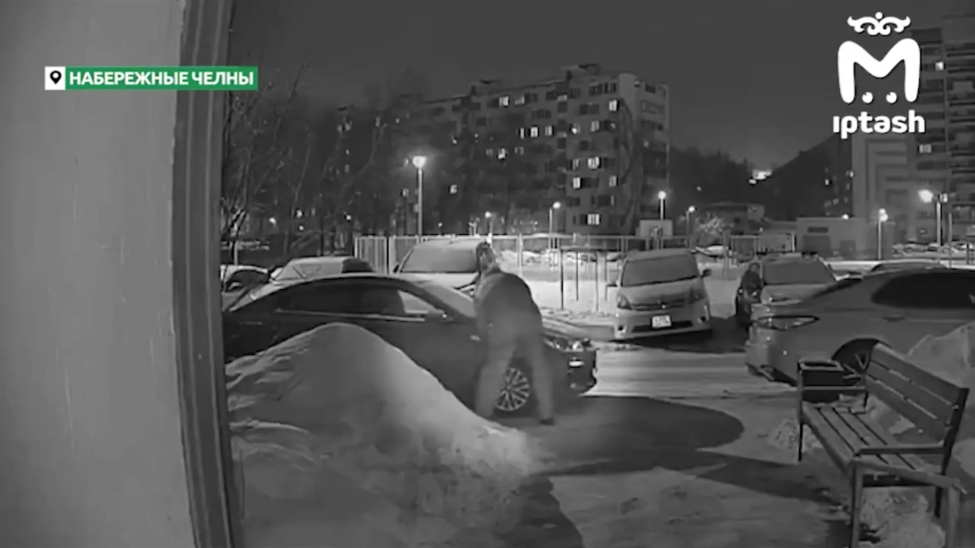 В Набережных Челнах неизвестный прокалывает шины автомобилей в 17‑м комплексе