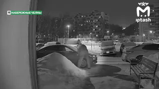 В Набережных Челнах неизвестный прокалывает шины автомобилей в 17‑м комплексе