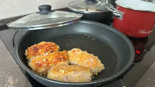 Сделала это с луком — котлеты стали сочными как в ресторане: раньше не знала этого секрета