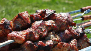 Подойдет и для шашлыка, и на сковороду: кавказский маринад для мяса — один секретный ингредиент