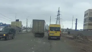 На проспекте Яблочкова льдина слетела с грузовика на маршрутку №85