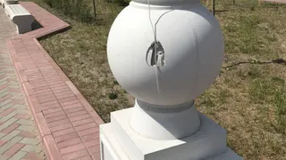 Вандалы повредили фонарь в Семёновском сквере Брянска