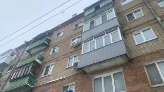 На ул. Ленинградской глыба льда убила почтальоншу