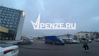 «Ни присесть, ни даже сумку тяжелую поставить. А если дождь или снег?»: пензенцы просят установить павильон на Привокзальной площади