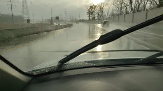 Перевожу дворники и форсунки омывателя в «зимний режим» за 30 секунд: теперь чистые и лед не намерзает