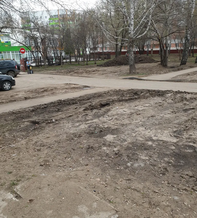 В нижнекамский двор завезли песок и… и все!