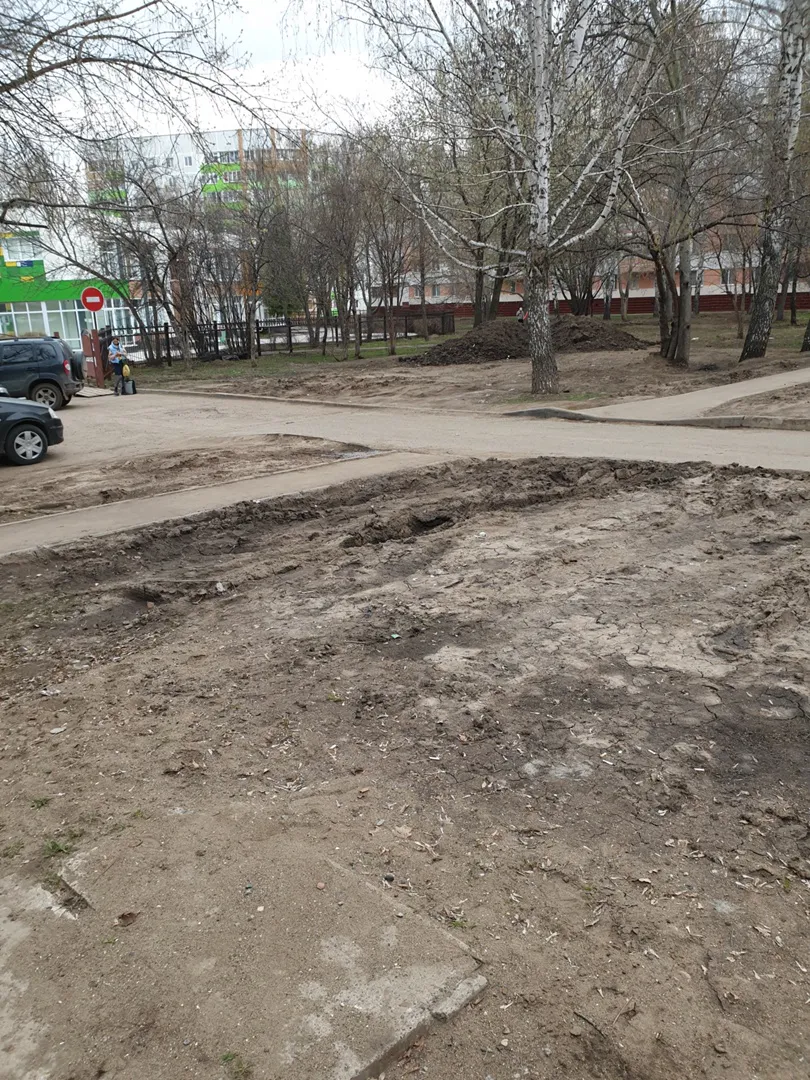 В нижнекамский двор завезли песок и… и все!