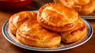 Ленивые пирожки за несколько минут — даже духовка не понадобится: сочная начинка и золотистая корочка