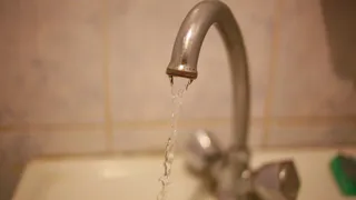 Когда это закончится? В Рязани снова стала вонять вода