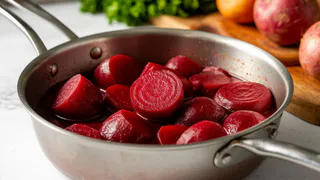 Не варю свеклу часами — хватает 15 минут: есть одна уловка при варке — выходит вкуснее, сочнее и без запаха на всю округу