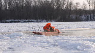 Оттепель стала причиной того, что нижнекамский рыбак не смог добраться до берега
